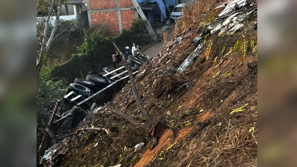 Com a queda, alguns postes de energia foram derrubados e casas próximas tiveram danos, segundo a Polícia Militar
