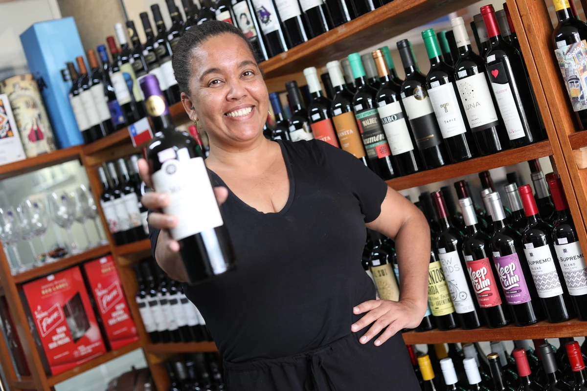 A empreendedora e sommelier Mônica Souza, dona da Adega Barrigão
