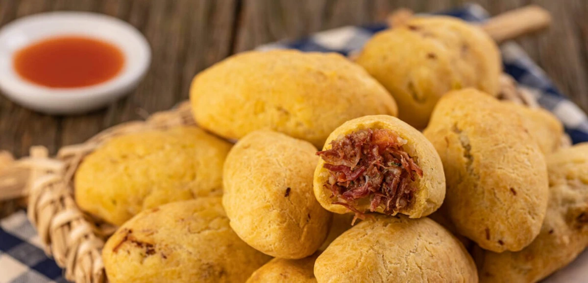 Bolinho de aipim com carne-seca