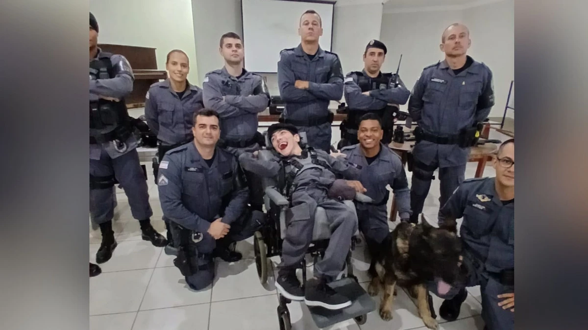 Davy Laia Themoteo com policiais militares em Colatina.