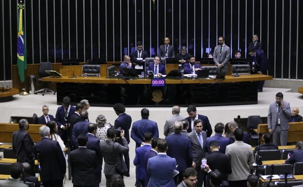 Deputados em sessão na Câmara dos Deputados