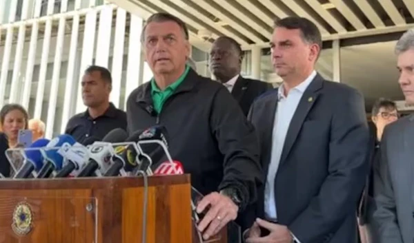 Ex-presidente Jair Bolsonaro concede entrevista coletiva