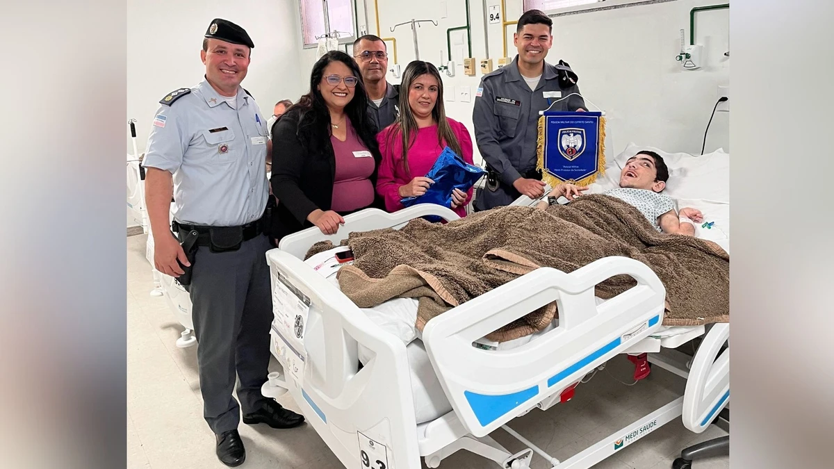 Policiais militares visitam Davy Laia Themoteo, jovem apaixonado pela PM, em hospital em Vitória.