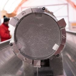 A reportagem da BBC News entrou em freezers a -23ºC para ver o gelo que pode 'revolucionar' nosso conhecimento sobre as mudanças climáticas.