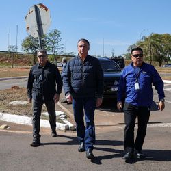 Ao ordenar operação contra Bolsonaro, Moraes disse ver indícios de que ex-presidente e seu filho Eduardo teriam praticado atos ilícitos e afrontado a soberania nacional.