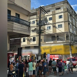 Uma pessoa precisou ser atendida após inalar fumaça. Fogo atingiu um dos pavimentos do edifício nesta sexta-feira (18)