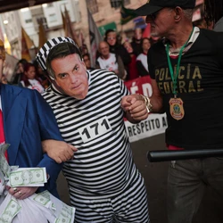 Passeata no centro de São Paulo foi convocada por centrais sindicais após críticas do governo americano à venda de produtos piratas no comércio local