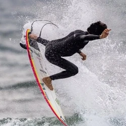 Yago Dora foi vice-campeão em J-Bay, na África do Sul, mas saiu da água com um grande prêmio nesta sexta-feira (18): além da liderança do ranking mundial, o resultado garantiu matematicamente sua vaga no WSL Finals