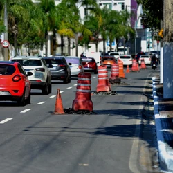 A Prefeitura da cidade informou que a intervenção consiste na correção da altura da tampa dos bueiros em relação ao nível da rua, após as obras de recapeamento da via