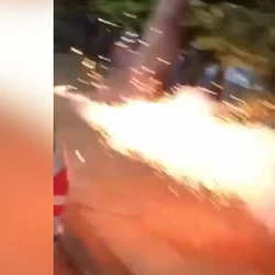 Uma pessoa em um carro teria jogado fogos de artifício em direção ao grupo no Centro da cidade. Polícia tenta identificar os autores do ato criminoso