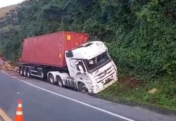 Acidente entre caminhões e carro ocorreu no km 388 da BR 101 em Rio Novo do Sul, no ES