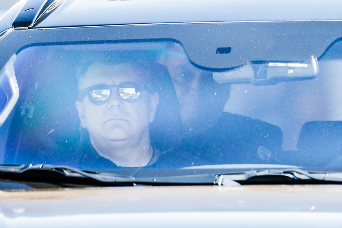 O ex-presidente Jair Bolsonaro deixa sua casa para colocar tornozeleira eletrônica escoltado pela PF 