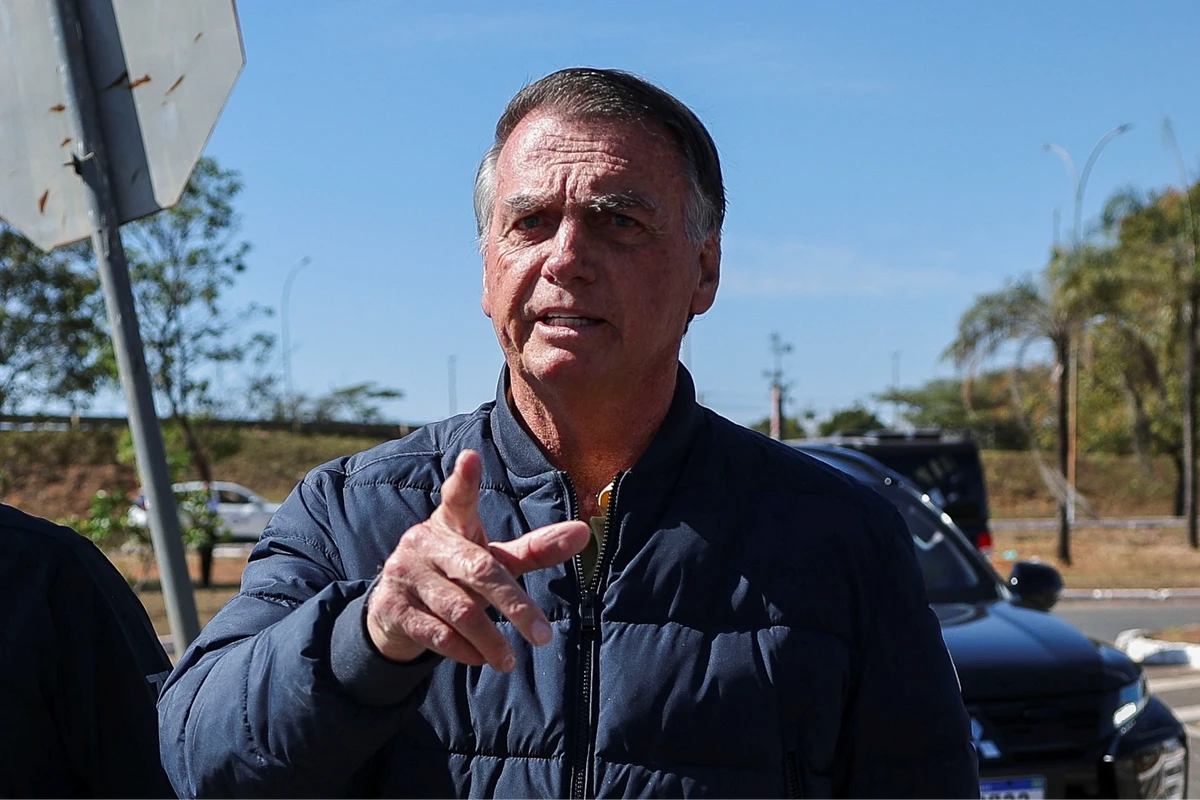 O ex-presidente Jair Bolsonaro ao deixar a sede da PF 