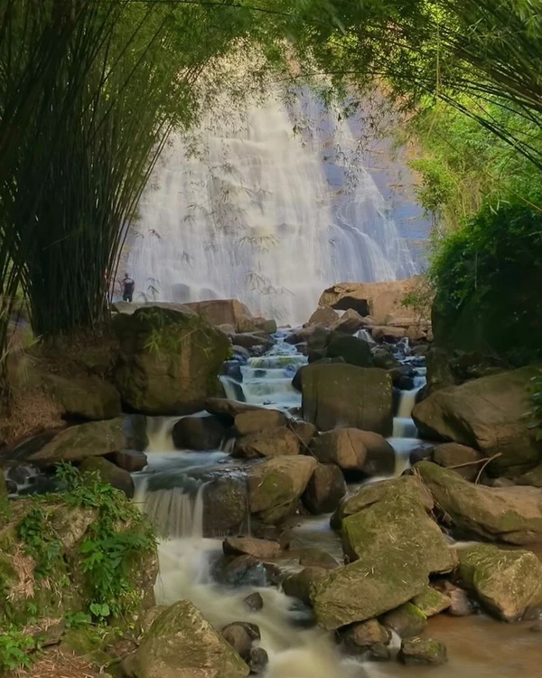 Cascata do Galo, em Domingos Martins por Reprodução/Instagram/@cascatadogalodm/@patty_dettmann