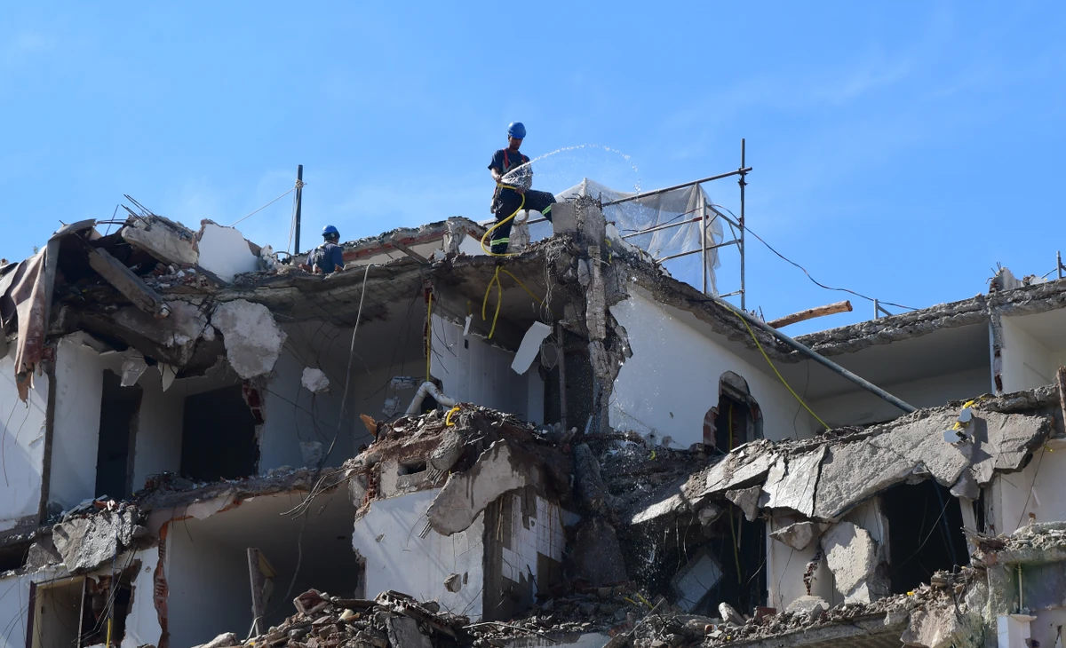 Demolição do Hotel Aruan, em Camburi por Ricardo Medeiros