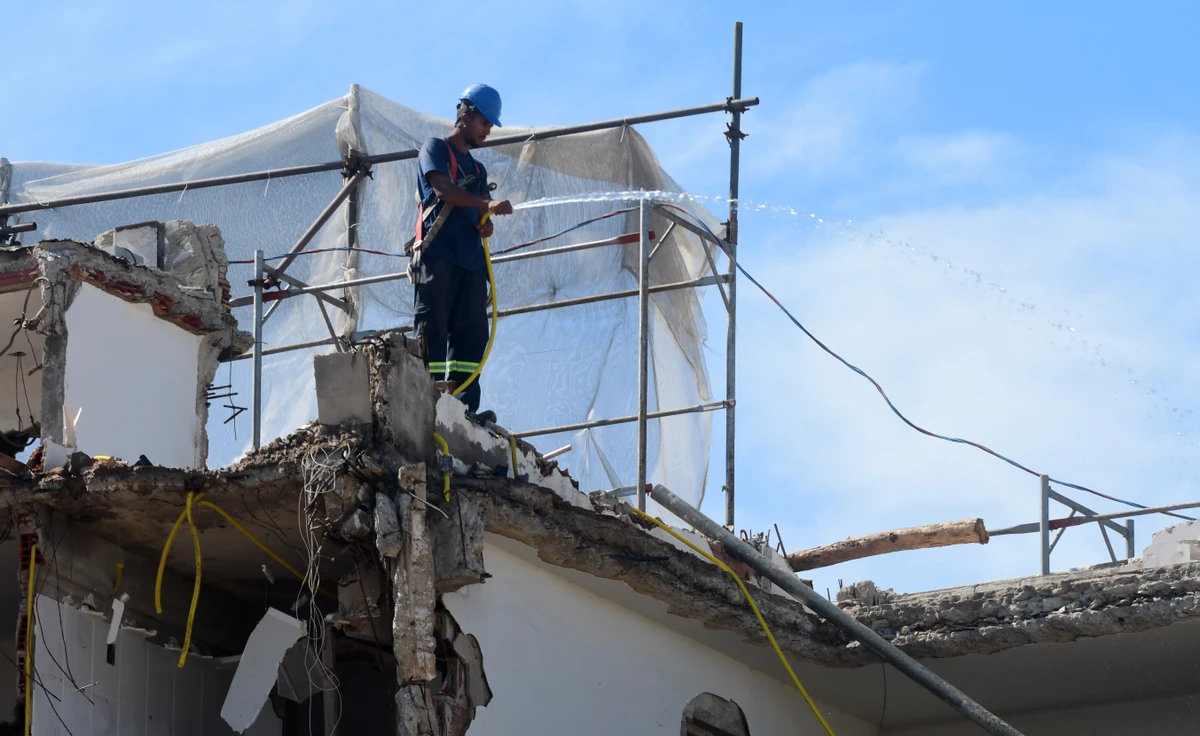 Demolição do Hotel Aruan, em Camburi por Ricardo Medeiros
