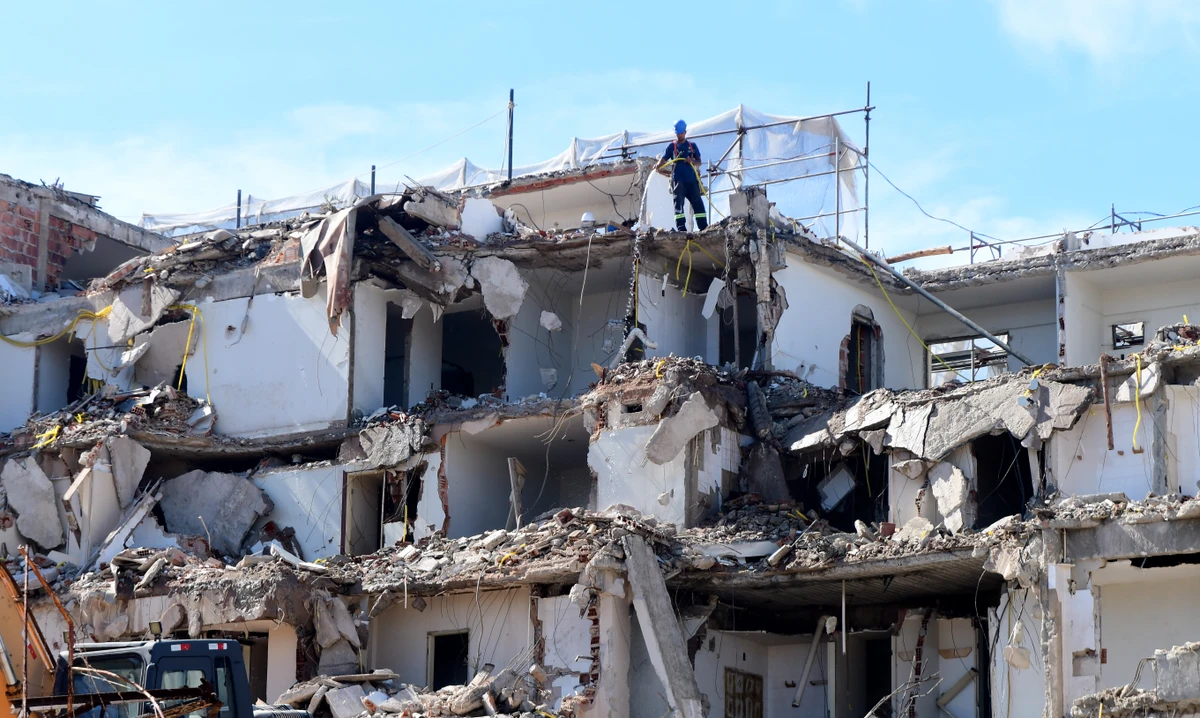 Demolição do Hotel Aruan, em Camburi por Ricardo Medeiros