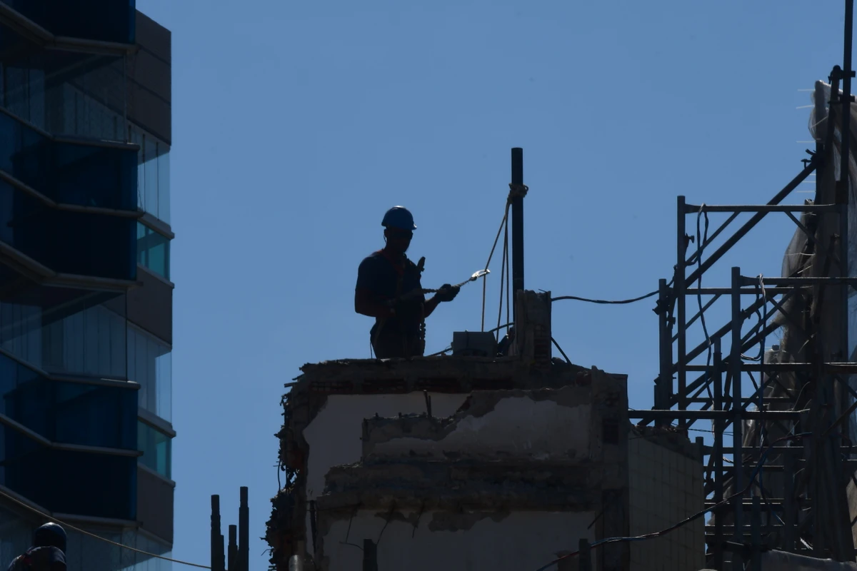 Demolição do Hotel Aruan, em Camburi por Ricardo Medeiros
