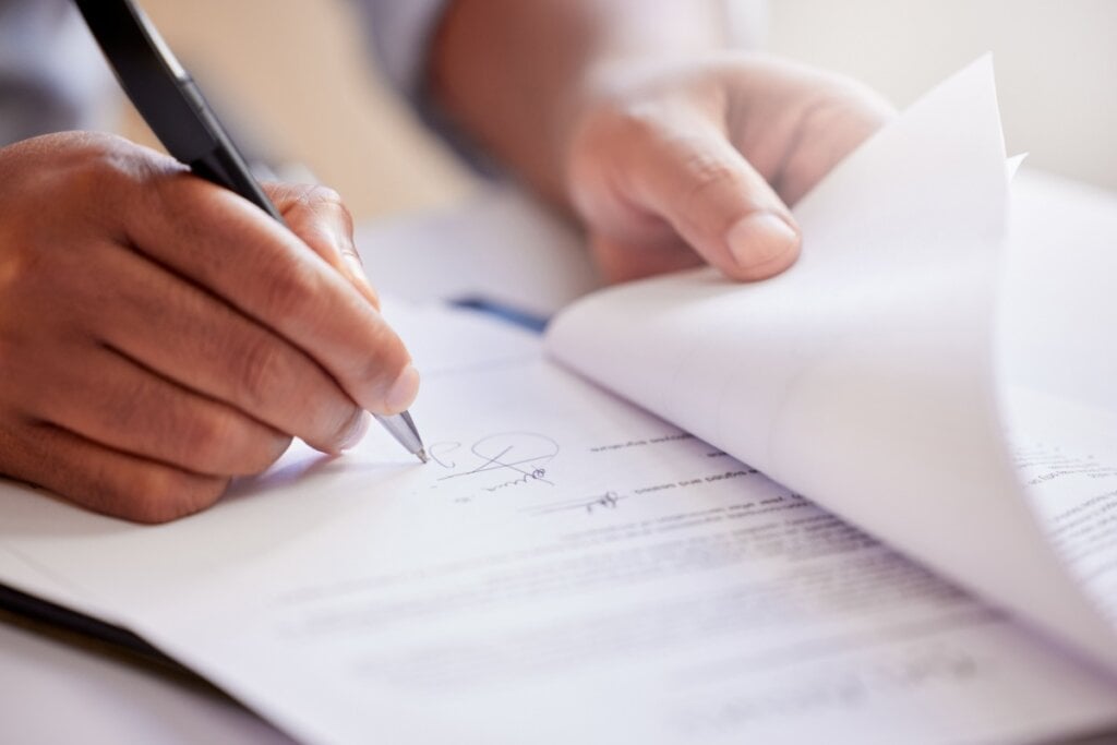 A assinatura de contratos importantes deverá ser evitada durante o período (Imagem: PeopleImages.com &#8211; Yuri A | Shutterstock)