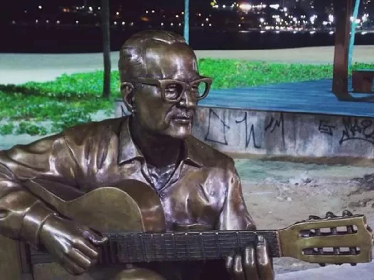 Estátua de Mauricio de Oliveira na Praia de Camburi, em Vitória