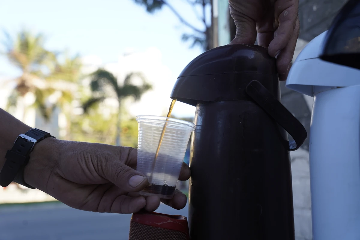 Flávio Martins vende café da manhã em Vtória por Ricardo Medeiros