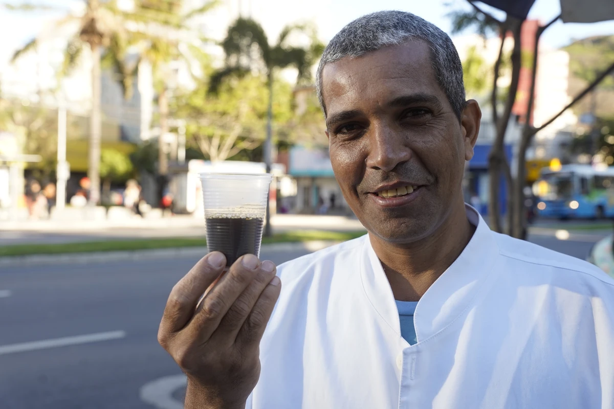 Flávio Martins vende café da manhã em Vtória por Ricardo Medeiros