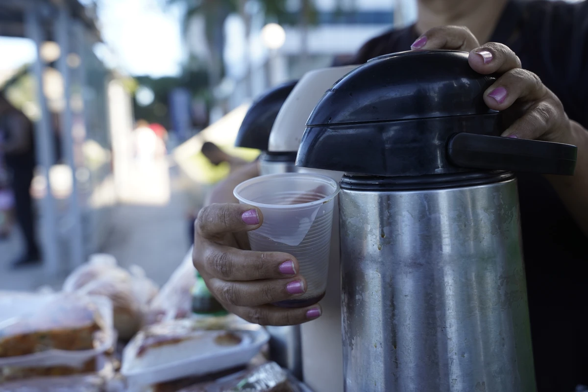 Josevalda Ferreira vende café da manhã em Vtória por Ricardo Medeiros