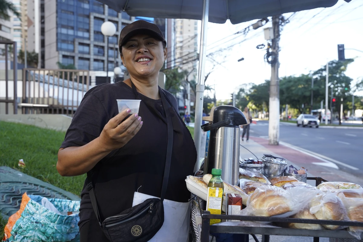 Josevalda Ferreira vende café da manhã em Vtória por Ricardo Medeiros