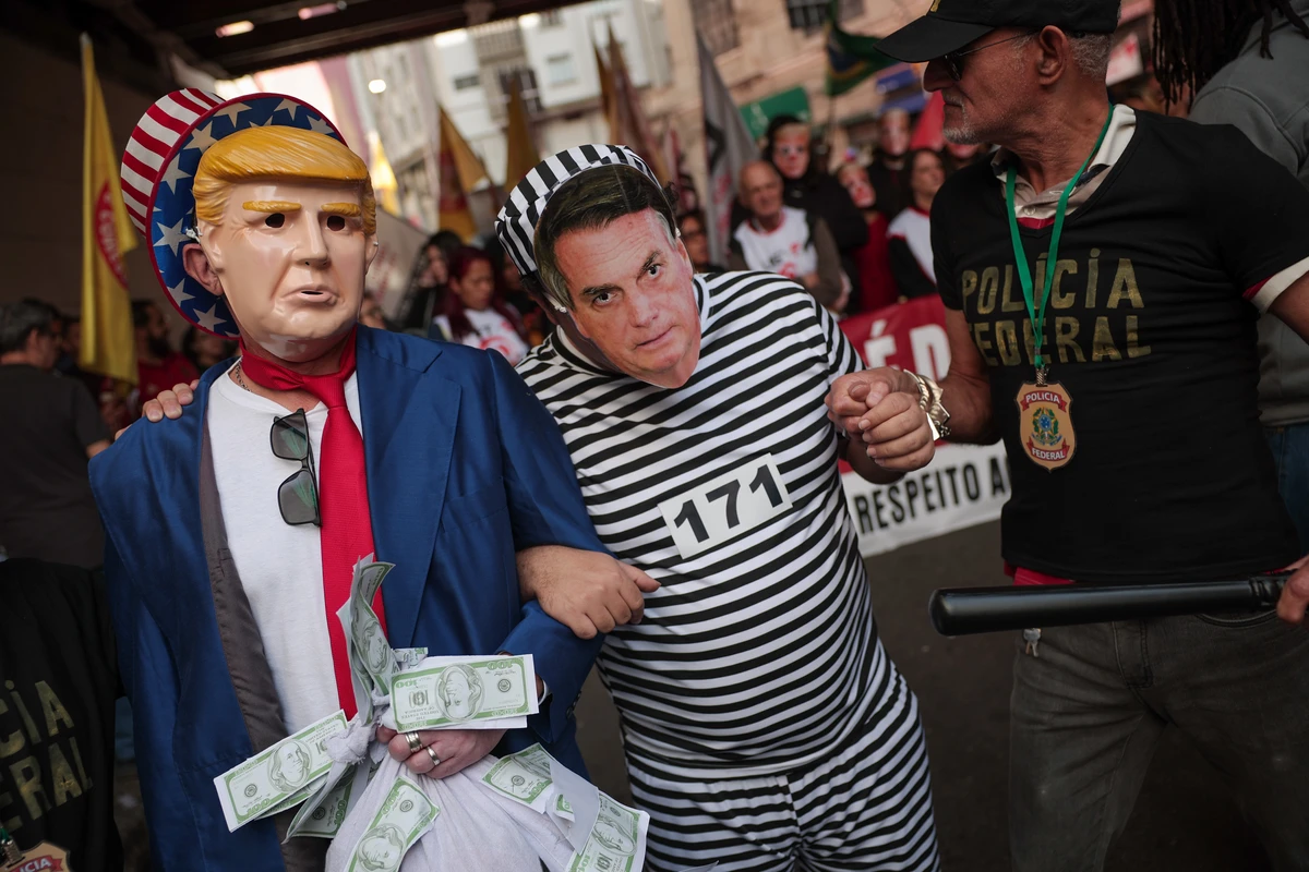 Manifestantes se fantasiam e usam máscaras de Donald Trump e Bolsonaro na 25 de Março após falas do presidente dos EUA sobre pirataria no Brasil