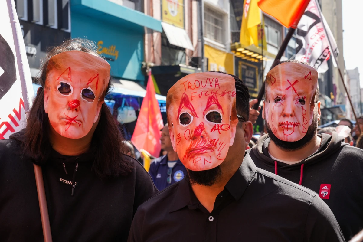 Manifestantes se fantasiam e usam máscaras de Donald Trump e Bolsonaro na 25 de Março após falas do presidente dos EUA sobre pirataria no Brasil