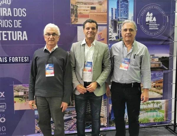 O arquiteto Heliomar Venâncio, presidente em exercício da Associação Brasileira dos Escritórios de Arquitetura no Espírito Santo (AsBEA/ES), ladeado pelos arquitetos José Daher e Celso Bastos na ES Construção Brasil 2025