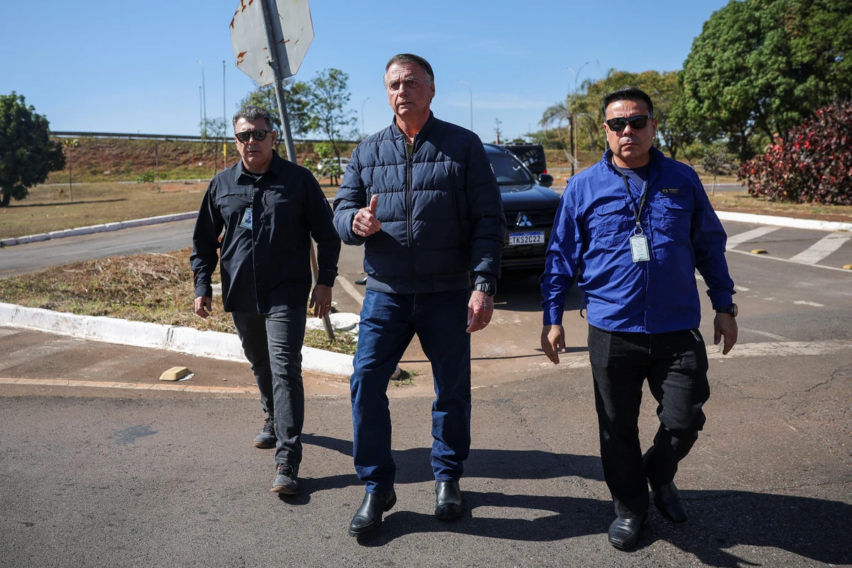 O ex-presidente Jair Bolsonaro ao deixar a sede da PF