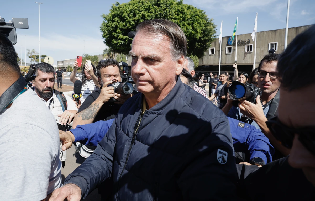 O ex-presidente Jair Bolsonaro fala com a imprensa após ser colocado com tornozeleira eletrônica