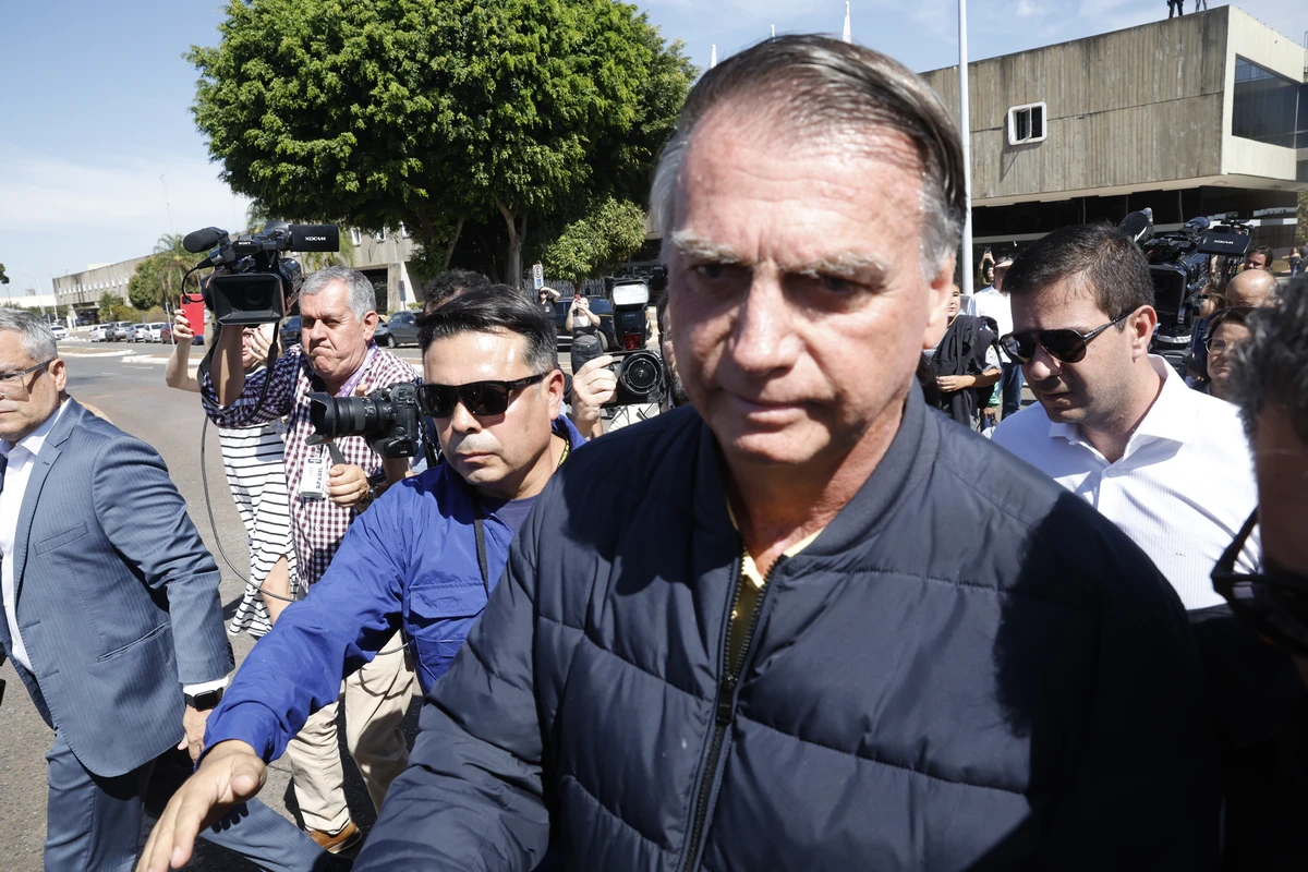 O ex-presidente Jair Bolsonaro fala com a imprensa após ser colocado com tornozeleira eletrônica