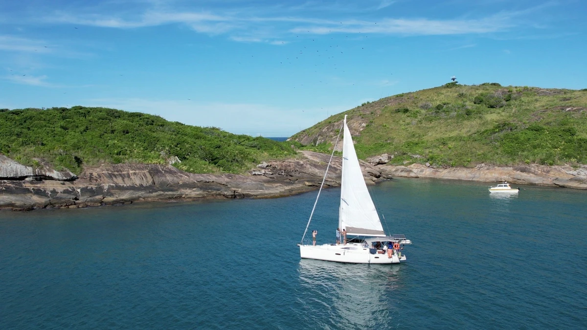 O passeio de veleiro até as Três Ilhas, em Guarapari, é um charme