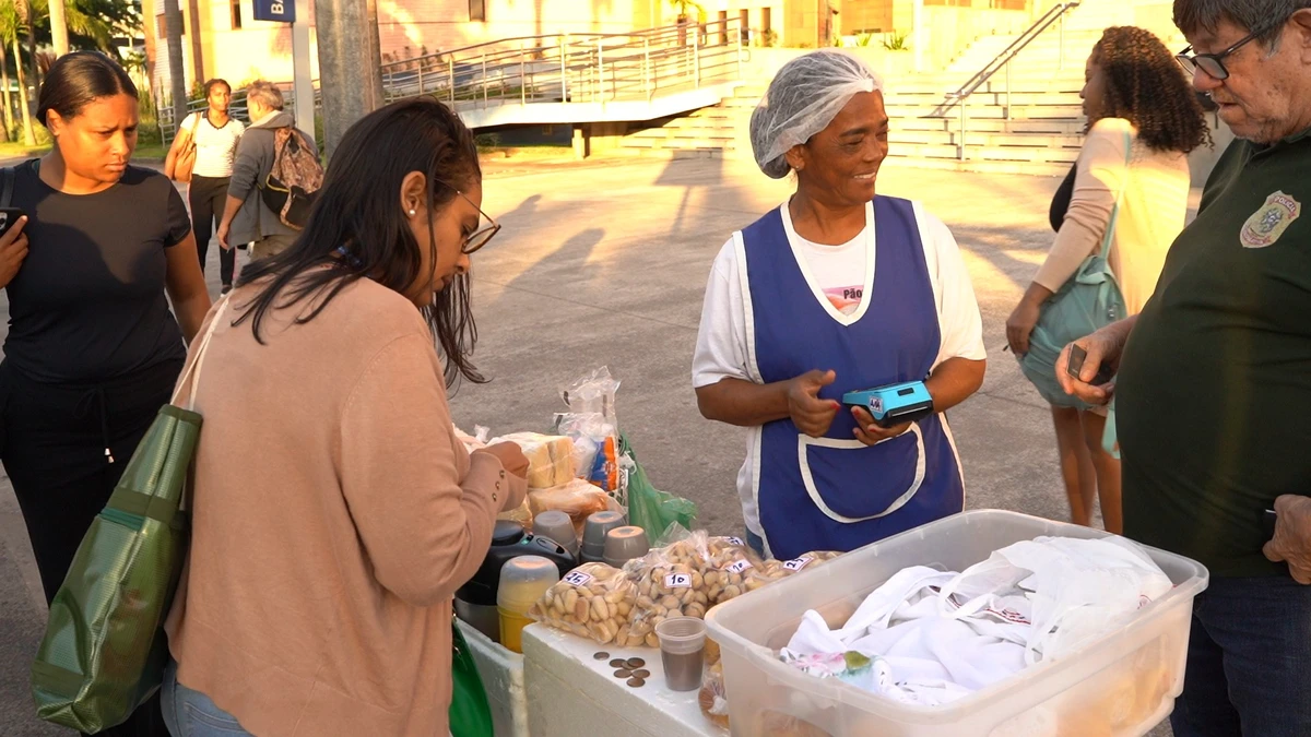 Pedronira Gomes vende café da manhã em Vtória por Ricardo Medeiros