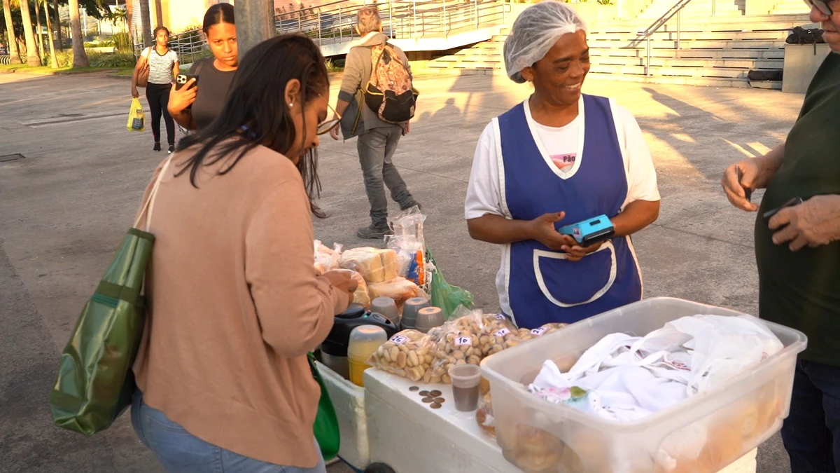 Pedronira Gomes vende café da manhã em Vtória por Ricardo Medeiros