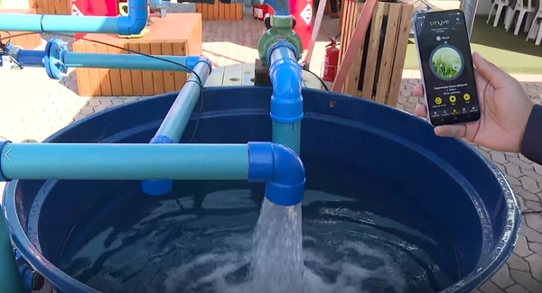 Sistema de irrigação controlado por aplicativo no celular.