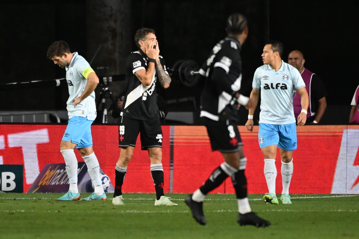 O vascaino Vegetti lamenta o empate na partida entre Vasco da Gama x Gremio, pela decima quinta rodada do Campeonato Brasileiro de Futebol - Serie A, realizada no estadio de Sao Januario, neste sabado (19).