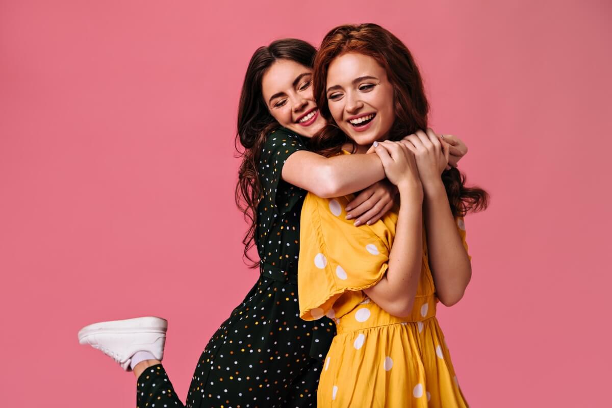 Amizades verdadeiras iluminam a alma e dão significado à vida (Imagem: Look Studio | Shutterstock)