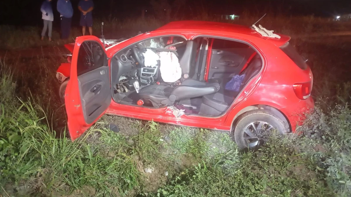 Estado em que ficou o carro após o acidente na noite de sábado (19) em Marechal Floriano