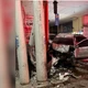 Imagem - Motorista com carro alugado atinge poste, supermercado e foge em Colatina