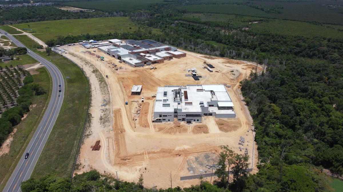 Imagem aérea mostra área onde está sendo construído complexo de saúde em São Mateus