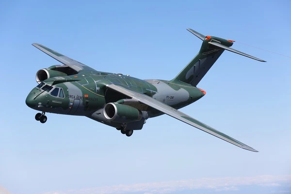 KC-390, produzido pela Embraer, é um dos maiores aviões a pousar em Linhares