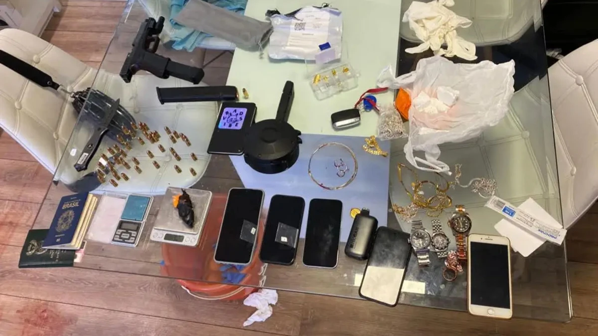 Material encontrado pela polícia no local do crime