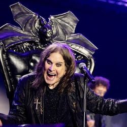 Mais de 40 mil fãs e um line-up estrelado de lendas do rock influenciadas prestaram homenagens aos fundadores do heavy metal
