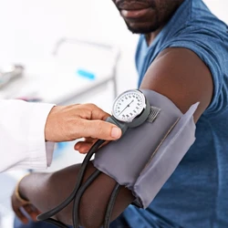 A condição acontece porque, em baixas temperaturas, para manter o calor, o corpo reage contraindo os vasos sanguíneos por meio do mecanismo chamado vasoconstrição, reduzindo o fluxo sanguíneo