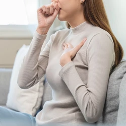 É uma infecção pulmonar que se desenvolve de forma mais lenta e com sintomas leves ou pouco característicos