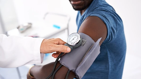 A condição acontece porque, em baixas temperaturas, para manter o calor, o corpo reage contraindo os vasos sanguíneos por meio do mecanismo chamado vasoconstrição, reduzindo o fluxo sanguíneo