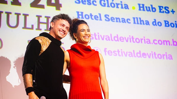 Na terceira noite do 32° Festival de Cinema de Vitória, nesta segunda-feira (21), o ator Silvero Pereira entrou no palco do Teatro Glória, lotado, cantando "Sinais de Fogo"